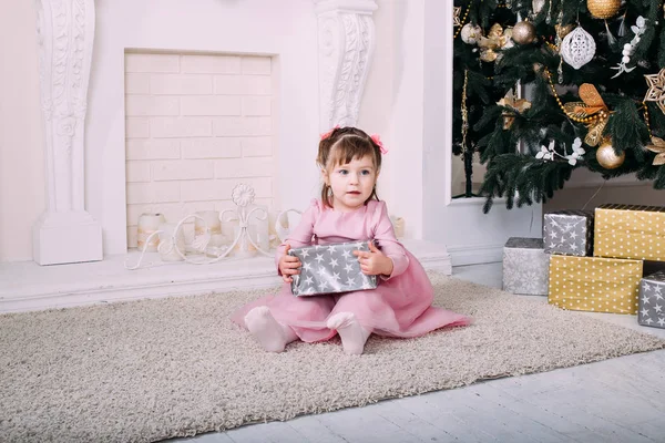 Joyeux Petit Fille Tenant Boîte Cadeau Arbre Noël Sur Fond — Photo