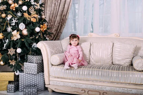 Menina Sentada Sofá Perto Árvore Natal Dentro Casa Feliz Natal — Fotografia de Stock