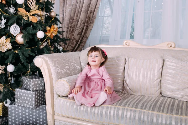 Menina Sentada Sofá Perto Árvore Natal Dentro Casa Feliz Natal — Fotografia de Stock