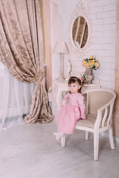 Menina Bonito Criança Sentada Cadeira Vestido Rosa Casa Engraçado Linda — Fotografia de Stock