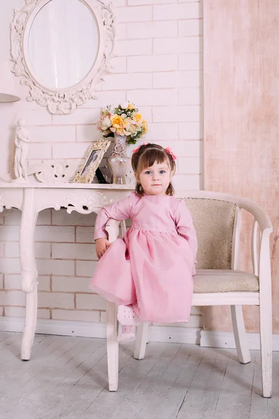 Pequena Criança Bonito Vestido Rosa Casa Sentado Cadeira — Fotografia de Stock