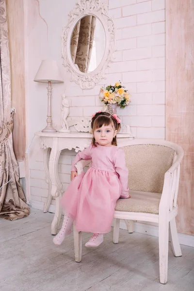 Menina Bonita Sentada Cadeira Vestido Rosa Casa Concepção Infância — Fotografia de Stock