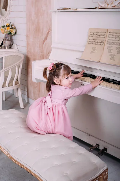 Menina Tocando Piano Casa — Fotografia de Stock