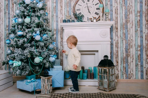 Petit Garçon Maison Près Cheminée Arbre Noël Joyeux Garçon Jouant — Photo