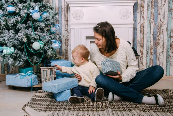 Mère Petit Garçon Près Arbre Noël Avec Des Boîtes Cadeaux — Photo
