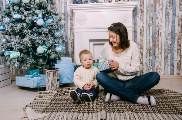 Maman Donne Cadeau Petit Garçon Joyeux Noël Bonne Année — Photo