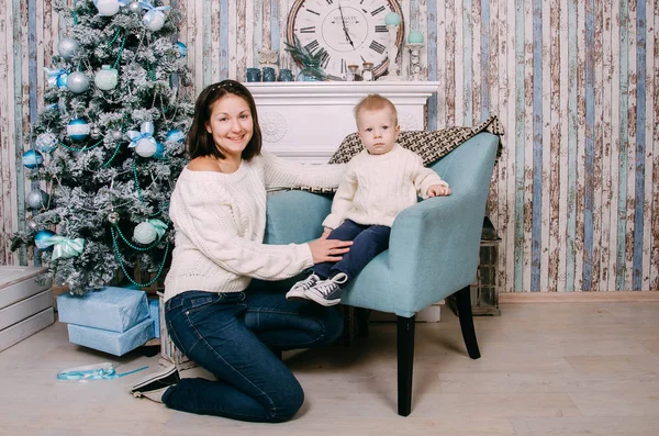 Liten Pojke Sitter Fåtölj Nära Spis Med Mamma Festligt Dekorerade — Stockfoto