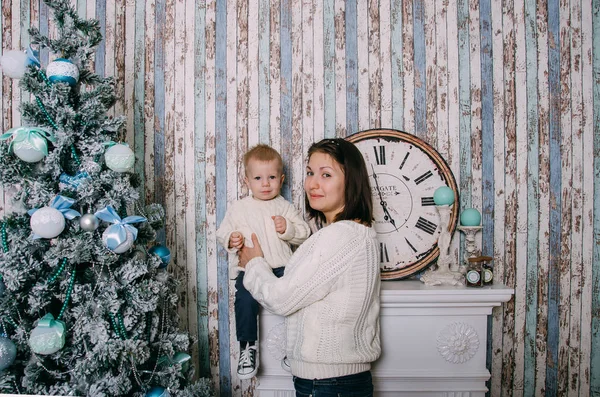 母と息子のクリスマスの装飾の家で 母と自宅の小さな男の子 — ストック写真