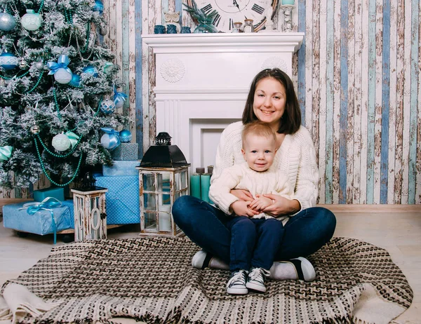 Mère Fils Souriants Près Arbre Noël Noël Nouvel Hiver Saison — Photo