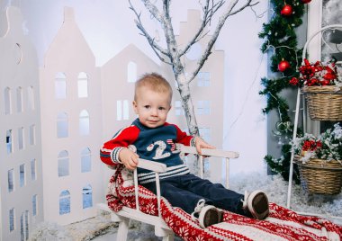 Ahşap bir şekilde dekore edilmiş kızak kış iç oturan çocuk. Merry Christmas ve yeni Evet kavramı