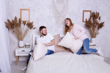 Genç aşık çift evde iyi eğlenceler.