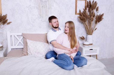 Mutlu çift evde birbirlerine sarılıyorlar.