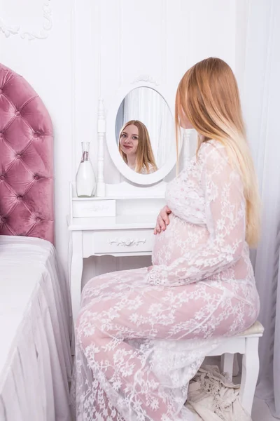 Těhotná Žena Domácnosti Při Pohledu Sebe Zrcadle Selektivní Fokus Očekávání — Stock fotografie