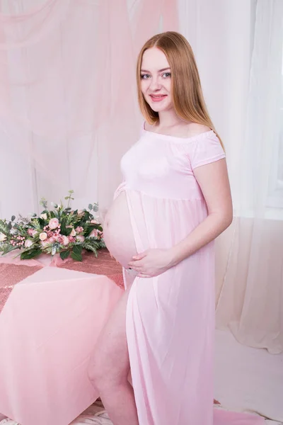 Leende Gravid Kvinna Med Händerna Över Magen Moderskap Graviditet Och — Stockfoto