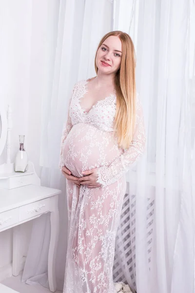 Vacker Gravid Kvinna Röra Hennes Mage Med Händerna Vit Hem — Stockfoto