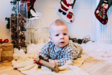 Noel hediyesi ile karışık küçük çocuk.