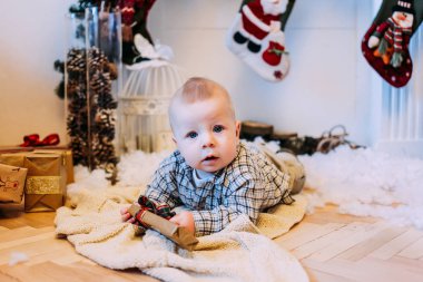 Noel hediye kutusu ile küçük çocuk. Mutlu Noeller ve mutlu tatiller