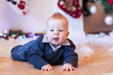 Evde küçük bir çocuk. Noel, yeni yıl, tatiller ve kış mevsim kavramı. 