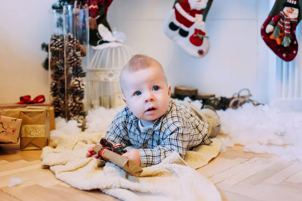 Счастливый Ребенок Держит Рождественские Подарки Счастливый Мальчик Играющий Рождественском Фоне — стоковое фото