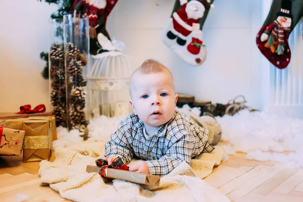 Noël Vacances Concept Enfance Garçon Avec Boîte Cadeau Maison — Photo