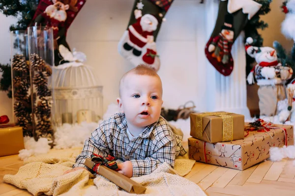 Rapaz Com Presente Natal Menino Bonito Com Feliz Presente Ano — Fotografia de Stock