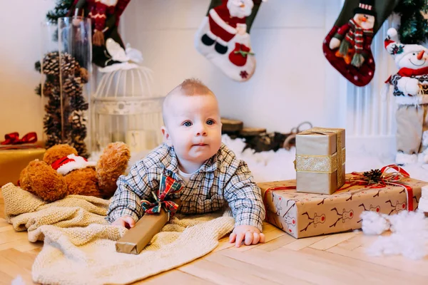 Хлопчик Подарунковій Коробці Дому Святом Різдвом — стокове фото
