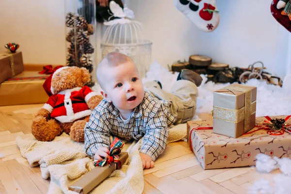 Criança Feliz Segurando Presentes Natal Casa Chão — Fotografia de Stock