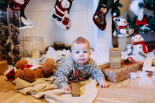 Маленький Мальчик Играет Рождественскими Подарками Около Нового Года — стоковое фото