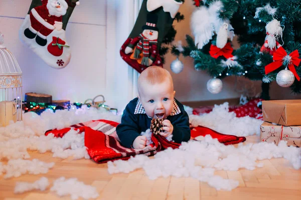 Rapazinho Brincar Com Cone Natal Ano Novo Inverno Feriados Conceito — Fotografia de Stock