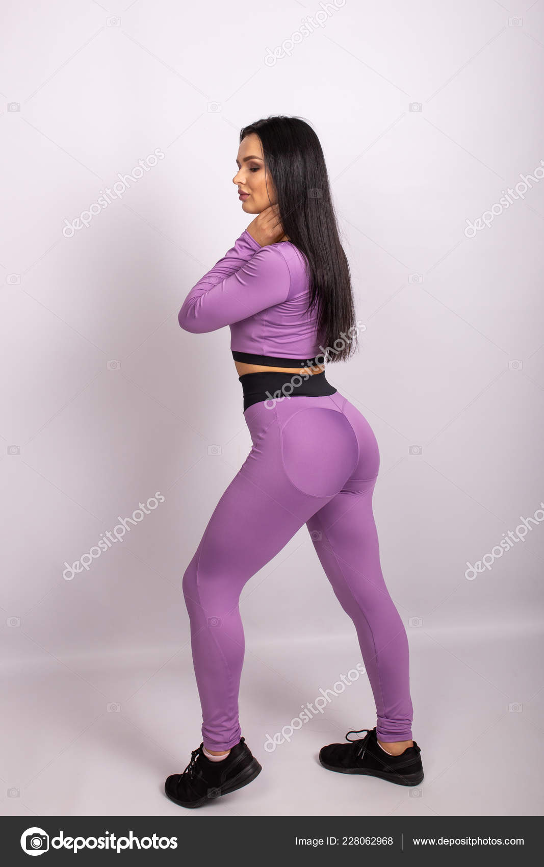 Jeune Femme Sexy Et Mince Dans Les Leggings Roses Et Le Top Des