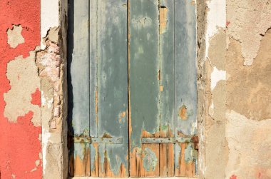 Ahşap yıpranmış. Kırık bir ahşap duvar boyası. Grunge arka plan. Ahşap açık yeşil ve turuncu yıpranmış