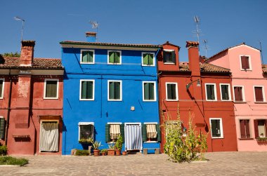Renkli kavramı, kırmızı, turuncu ve mavi. Burano Adası, Venedik, İtalya kanalda boyunca evleri boyalı Colourful.