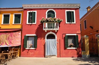 Akdeniz tarzı kırmızı duvar ev. Renkli evler Burano Adası yakınlarında Venedik, İtalya. 