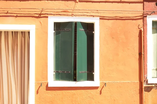 Janela Verde Colorida Com Persianas Estilo Mediterrânico Parede Laranja Casas — Fotografia de Stock