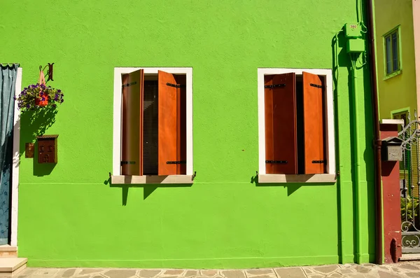 Fenêtres Peintes Colorées Avec Volets Style Méditerranéen Sur Mur Vert — Photo