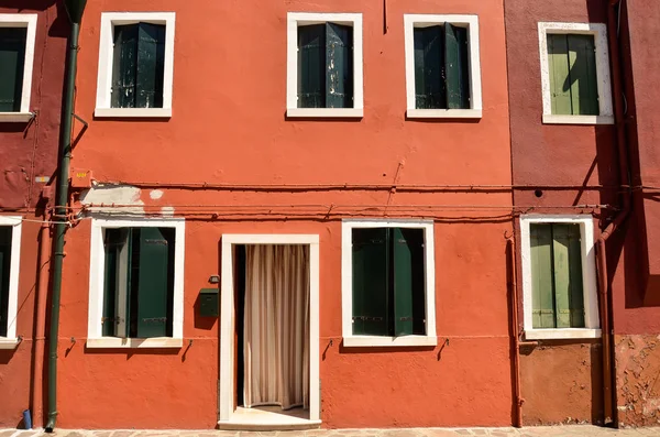 Janela Verde Com Persianas Estilo Mediterrânico Parede Vermelha Casas Coloridas — Fotografia de Stock