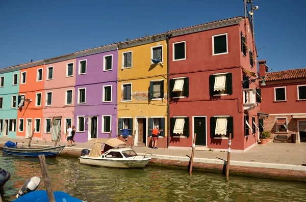 Venedig Burano Island Canal Små Färgade Hus Och Båten — Stockfoto