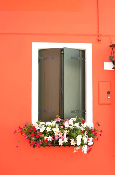 Fenêtre Avec Volets Verts Style Méditerranéen Sur Mur Orange Avec — Photo