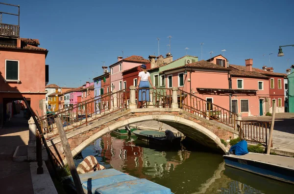 Turista Mujer Concepto Colorido Venecia Burano Canal Isla Pequeñas Casas — Foto de Stock