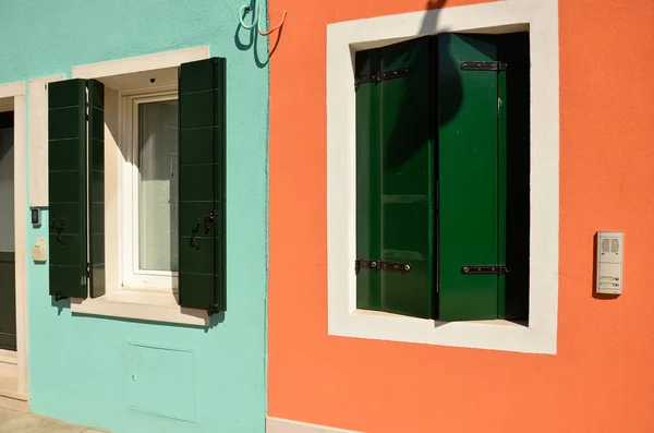 Fenêtres Colorées Avec Volets Style Méditerranéen Sur Mur Orange Bleu — Photo