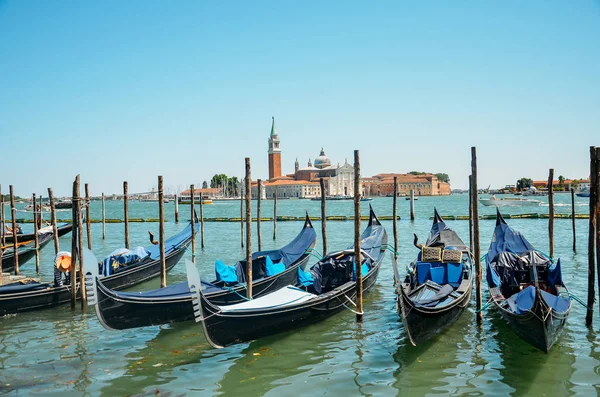 Gondolas Amarradas Por Plaza San Marcos Con Iglesia San Giorgio — Foto de Stock