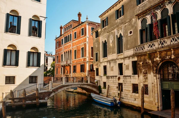 Hermosa Calle Veneciana Día Verano Italia Venecia Hermosa Ciudad Italiana — Foto de Stock