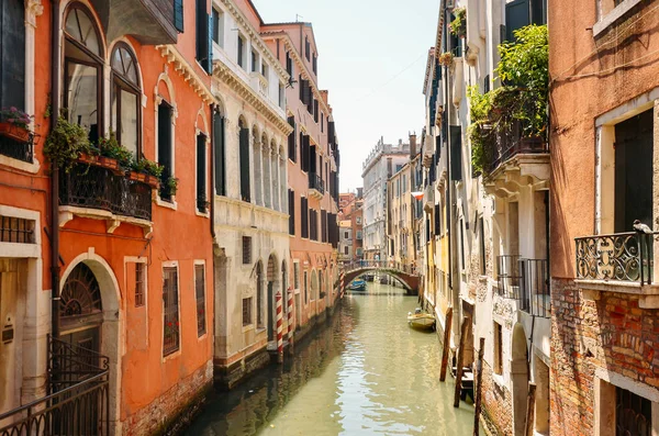 Canal Estrecho Con Barco Puente Venecia Italia Arquitectura Punto Referencia — Foto de Stock