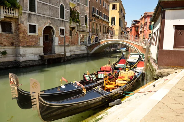 Servicio de góndola turistas viajan por Venecia en Italia. Vamos. — Foto de Stock