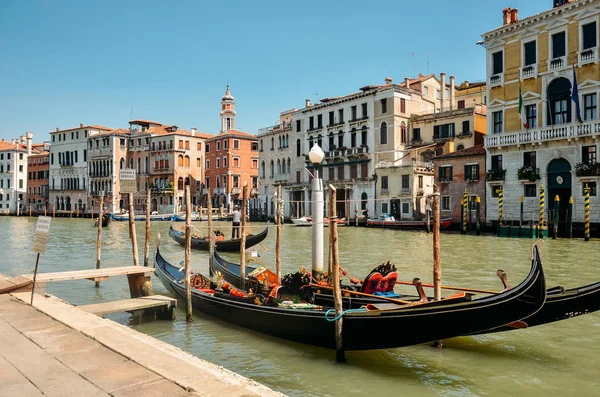 Góndolas en Venecia.Hermosa vista de la tradicional góndola en Caná — Foto de Stock