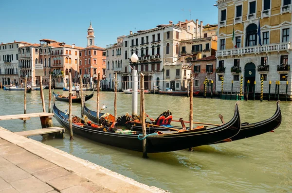 Góndolas en el Gran Canal. Góndola en Venecia. Venecia, Italia — Foto de Stock