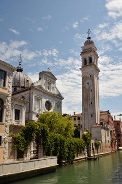Sokaklar ve Venedik kanallar. Cadde görünümü Venedik, İtalya. Çan kulesi