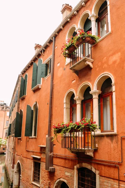 Vistas Calle Con Ventanas Balcones Con Flores Casas Antiguas Venecia — Foto de Stock