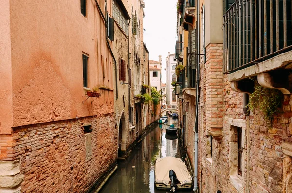 Calle Tradicional Del Canal Con Góndola Venecia Italia Canal Estrecho — Foto de Stock