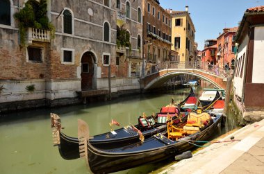 Gondol Canal Grande üzerinde. Gondol kanalda palamarla. İtalya Venedik gondol hizmet turist insanlar dolaşmak